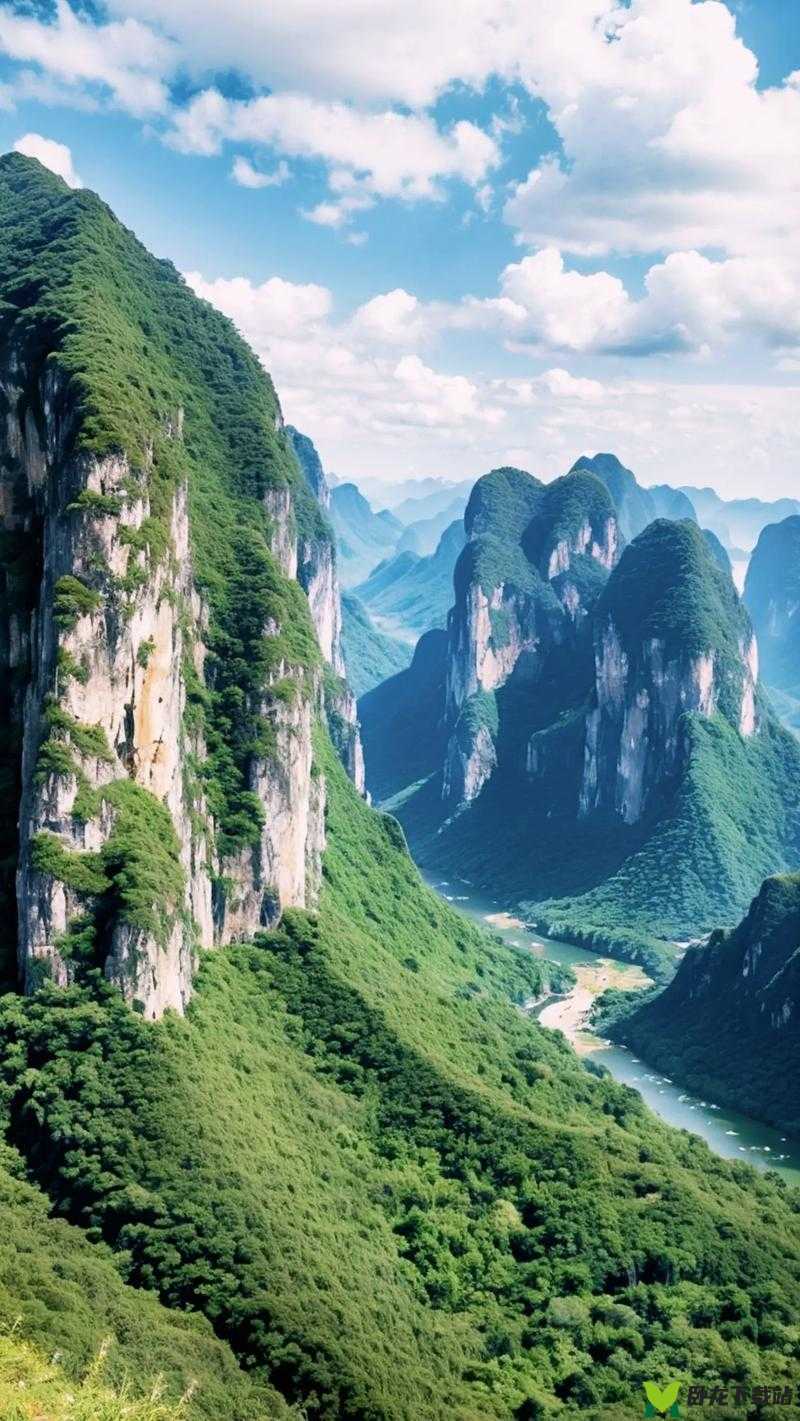 手握两座高耸之山的震撼景象