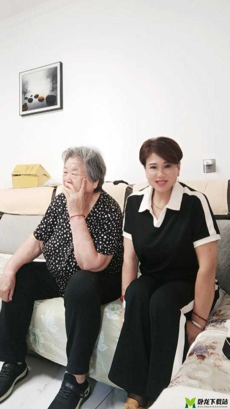 妈妈女儿齐上阵共做月饼话亲情：温暖时刻