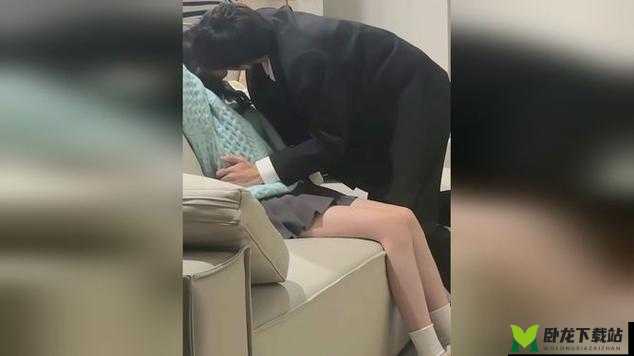 女生脱了裤衩样男生操下载：私密视频引发的争议